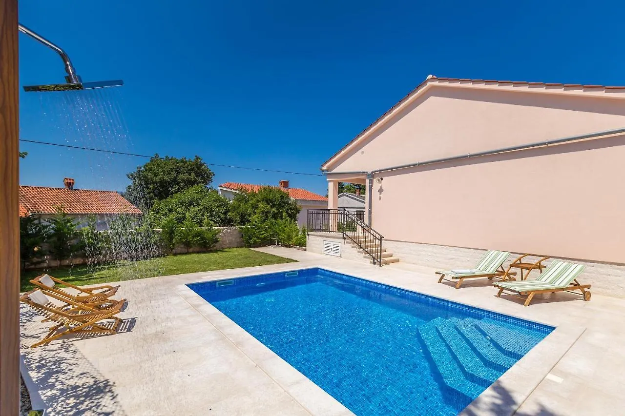 펜션 Holiday House Maslina Pinezići