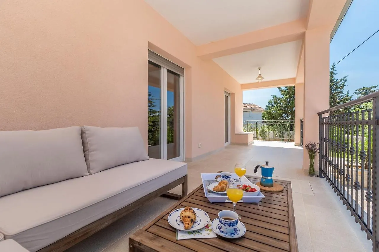 Holiday House Maslina Pinezići 펜션