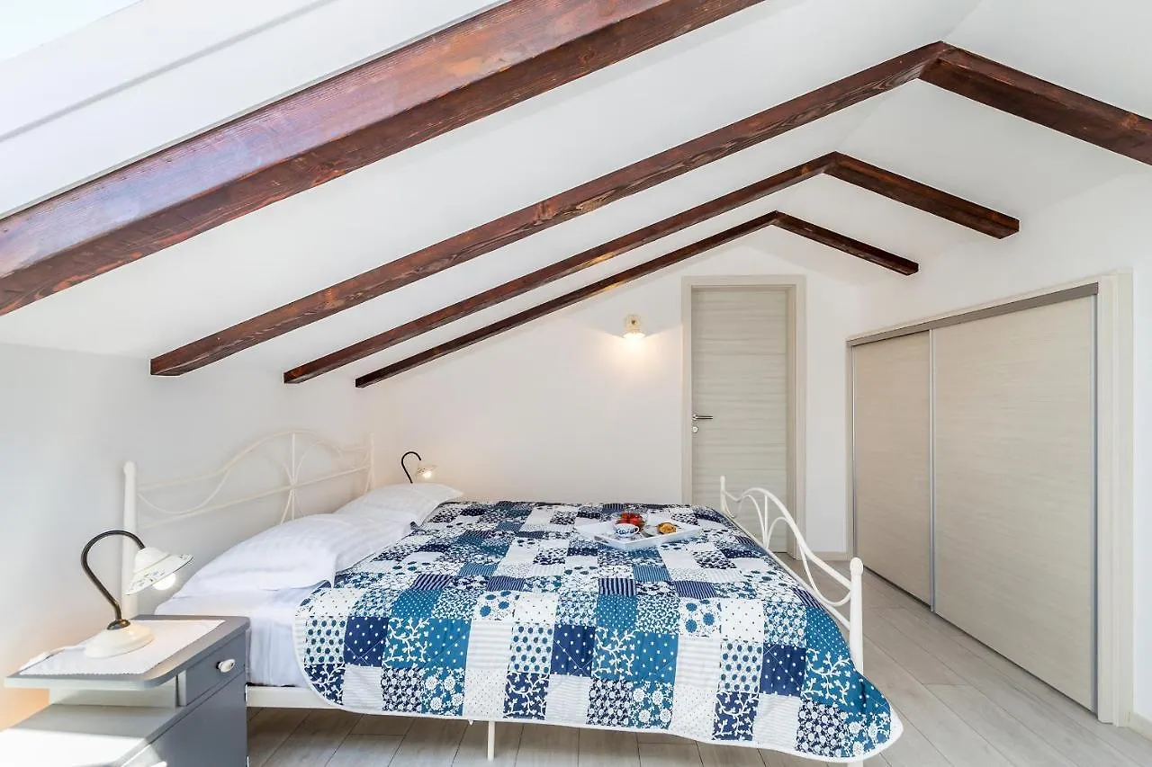 Holiday House Maslina Pinezići 펜션
