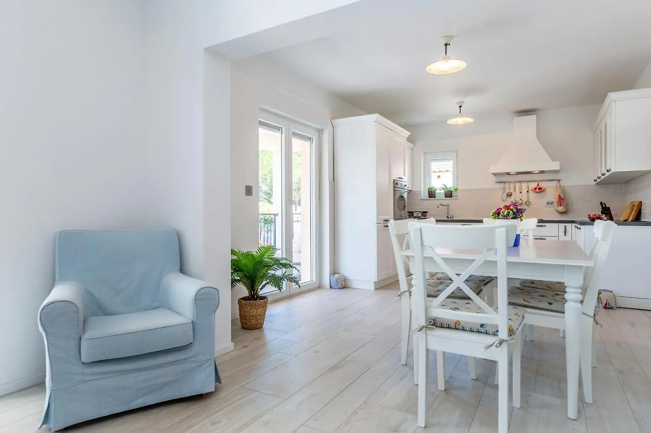 Holiday House Maslina Pinezići 펜션