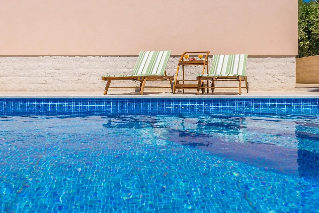 Holiday House Maslina Pinezići 펜션